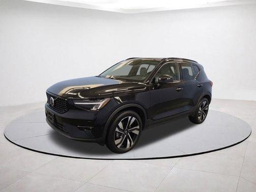 2023 Volvo XC40 B5 Plus Dark Theme