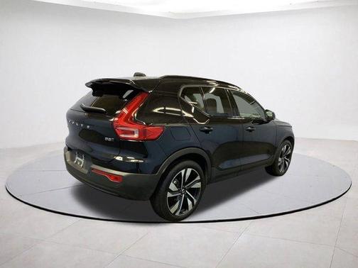 2023 Volvo XC40 B5 Plus Dark Theme