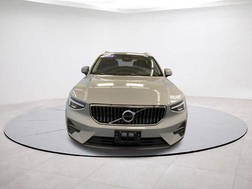 Metallic 2025 Volvo XC40 B5 Core Bright Theme
