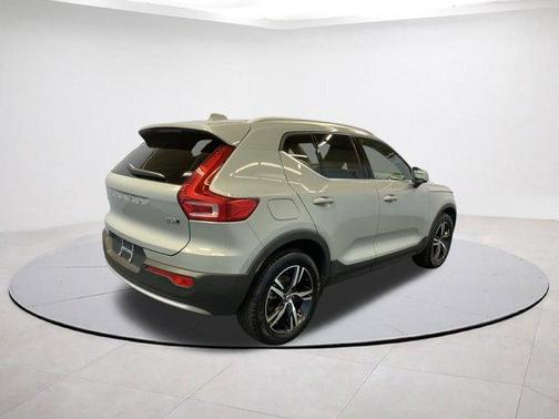 2025 Volvo XC40 B5 Core Bright Theme