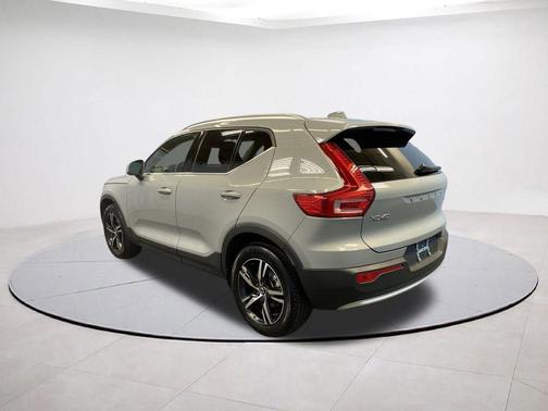 Metallic 2025 Volvo XC40 B5 Core Bright Theme