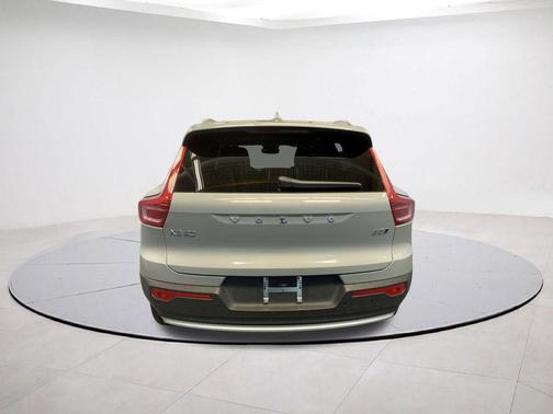 Metallic 2025 Volvo XC40 B5 Core Bright Theme