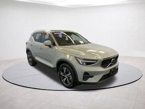 2025 Volvo XC40 B5 Core Bright Theme