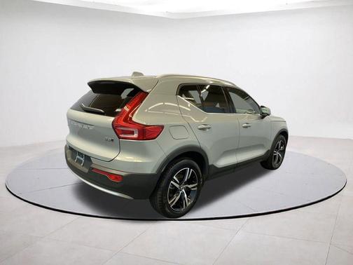Metallic 2025 Volvo XC40 B5 Core Bright Theme