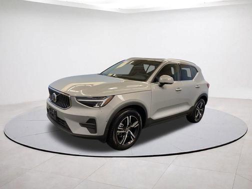 Metallic 2025 Volvo XC40 B5 Core Bright Theme