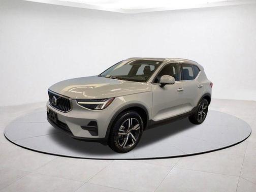 2025 Volvo XC40 B5 Core Bright Theme