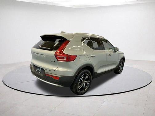 2025 Volvo XC40 B5 Core Bright Theme