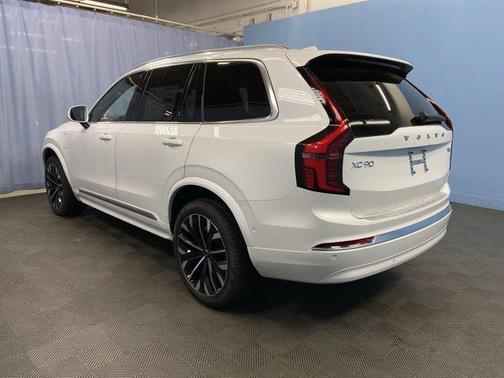 2025 Volvo XC60 Plug-In Hybrid T8 Plus