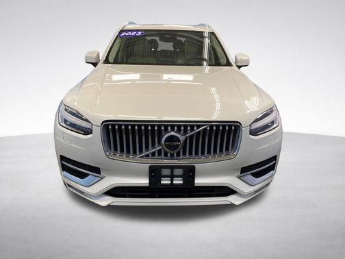 Crystal White Metallic 2023 Volvo XC90 B6 Plus 7-Seater