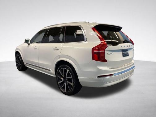 Crystal White Metallic 2023 Volvo XC90 B6 Plus 7-Seater