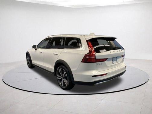 2025 Volvo V60 Cross Country B5 Plus
