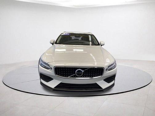 2025 Volvo V60 Cross Country B5 Plus