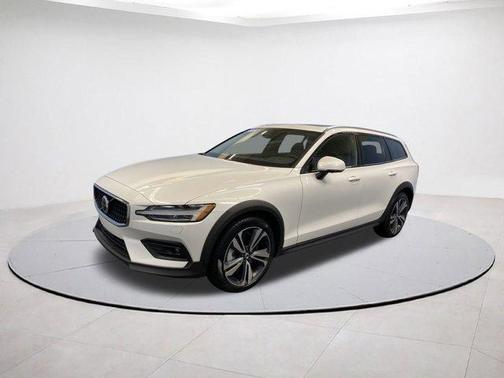 2025 Volvo V60 Cross Country B5 Plus