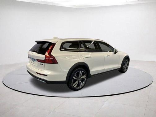 2025 Volvo V60 Cross Country B5 Plus