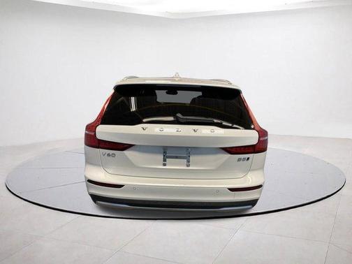2025 Volvo V60 Cross Country B5 Plus