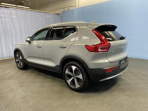 2025 Volvo XC40 B5 Plus Bright Theme