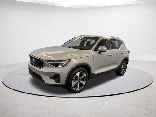 2025 Volvo XC40 B5 Plus Bright Theme