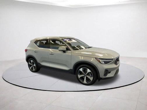 2025 Volvo XC40 B5 Plus Bright Theme