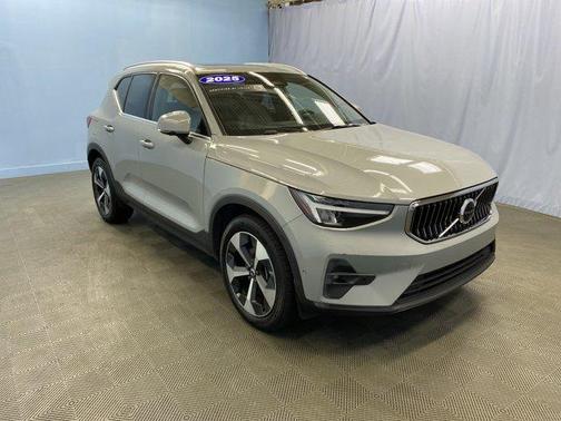 2025 Volvo XC40 B5 Plus Bright Theme