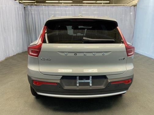 2025 Volvo XC40 B5 Plus Bright Theme