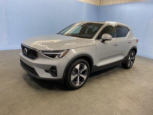 2025 Volvo XC40 B5 Plus Bright Theme