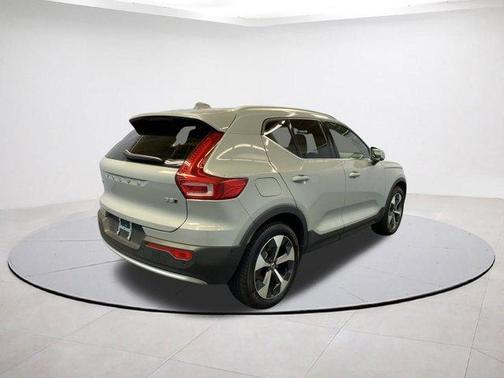 2025 Volvo XC40 B5 Plus Bright Theme