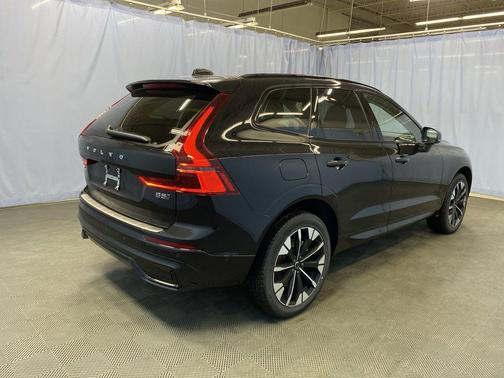 Onyx Black Metallic 2026 Volvo XC60 B5 Plus