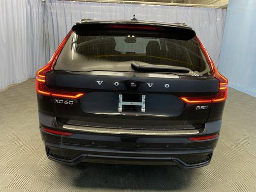 Onyx Black Metallic 2026 Volvo XC60 B5 Plus