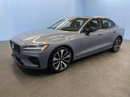 2022 Volvo S60 B5 Momentum