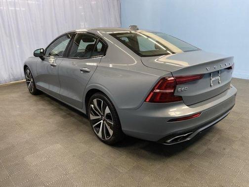 2022 Volvo S60 B5 Momentum