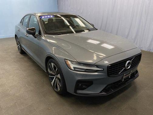2022 Volvo S60 B5 Momentum