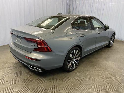 2022 Volvo S60 B5 Momentum