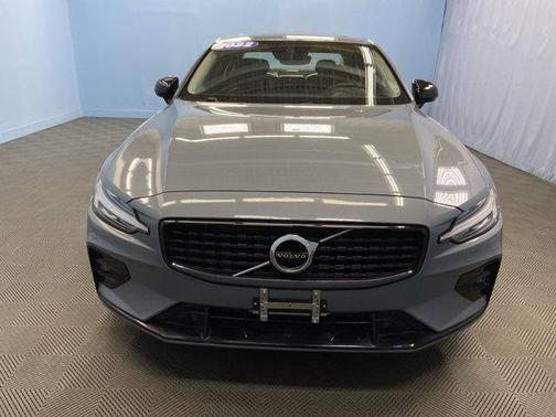 2022 Volvo S60 B5 Momentum