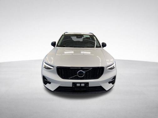 Crystal White 2026 Volvo XC40 B5 Ultra