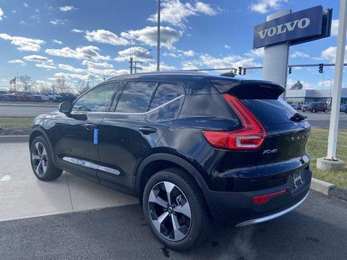 2025 Volvo XC40 B5 Core Bright Theme