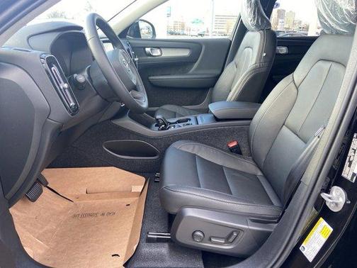 2025 Volvo XC40 B5 Core Bright Theme
