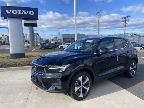 2025 Volvo XC40 B5 Core Bright Theme