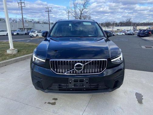 2025 Volvo XC40 B5 Core Bright Theme