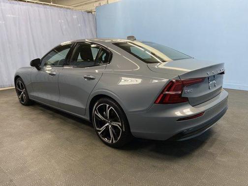 2024 Volvo S60 B5 Core Dark Theme