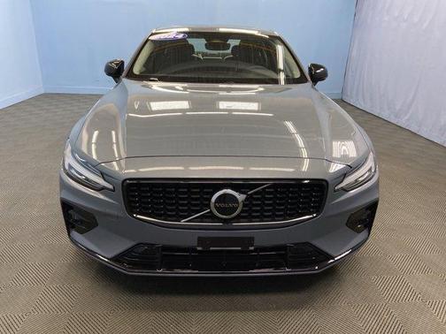 2024 Volvo S60 B5 Core Dark Theme