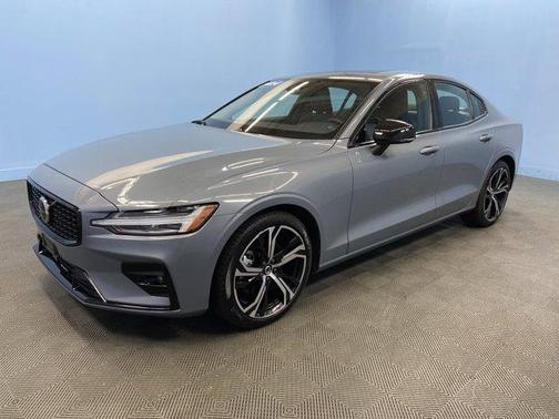 2024 Volvo S60 B5 Core Dark Theme
