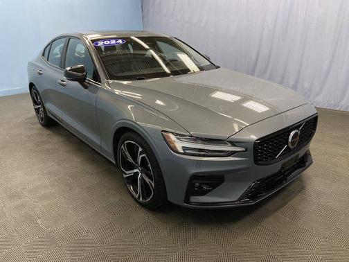 2024 Volvo S60 B5 Core Dark Theme
