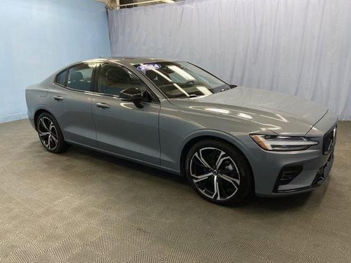 2024 Volvo S60 B5 Core Dark Theme