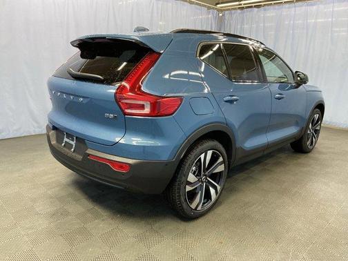 2025 Volvo XC40 B5 Plus Dark Theme