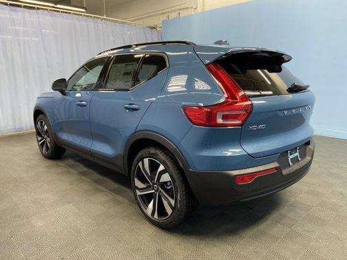 2025 Volvo XC40 B5 Plus Dark Theme