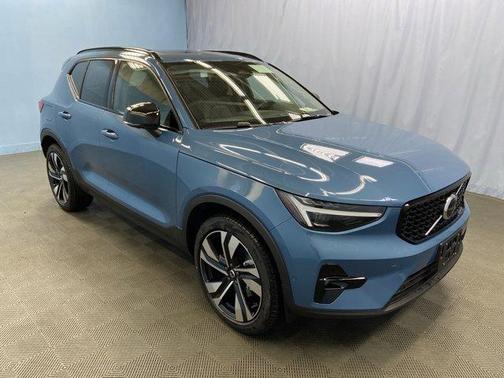 2025 Volvo XC40 B5 Plus Dark Theme