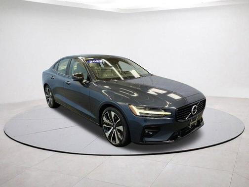 2022 Volvo S60 B5 Momentum
