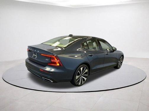 2022 Volvo S60 B5 Momentum