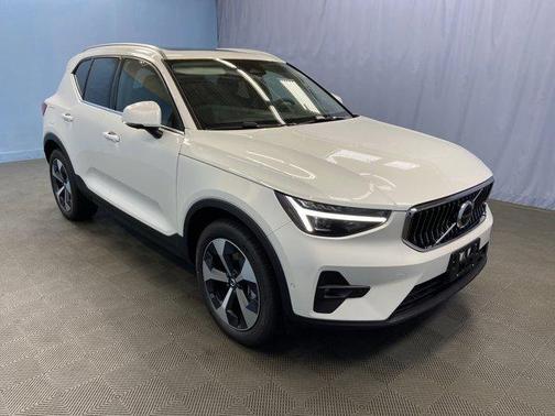 2025 Volvo XC40 B5 Plus Bright Theme
