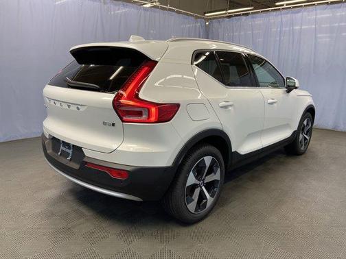 2025 Volvo XC40 B5 Plus Bright Theme
